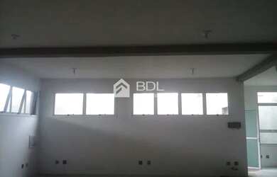 Imagem: O depósito possui 3 Vagas na garagem, 250m² de Área e está