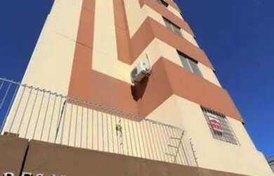 Imagem: O apartamento possui 3 Dormitórios, 1 Banheiro, 1 Vaga na garagem