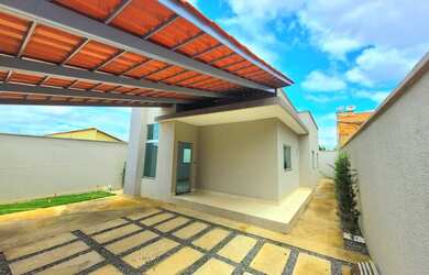 Imagem: A casa possui 3 Dormitórios, 2 Banheiros, 2 Vagas na garagem