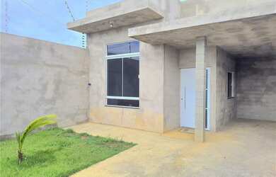 Imagem: A casa possui 3 Dormitórios, 2 Banheiros, 2 Vagas na garagem