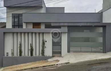 Imagem: A casa possui 3 Dormitórios, 2 Banheiros, 3 Vagas na garagem