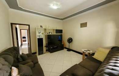 Imagem: A casa possui 3 Dormitórios, 2 Banheiros, 2 Vagas na garagem