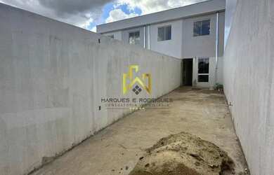 Imagem: A casa possui 2 Dormitórios, 2 Banheiros, 3 Vagas na garagem