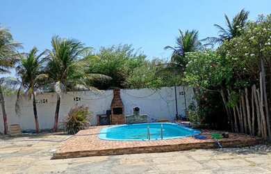 Imagem: A casa possui 5 Dormitórios, Acomodam 14 pessoas, 5 Vagas na