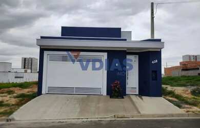 Imagem: A casa possui 3 Dormitórios, 2 Banheiros, 2 Vagas na garagem