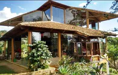 Imagem: A casa possui 1 Dormitório, 4 Banheiros, 4 Vagas na garagem