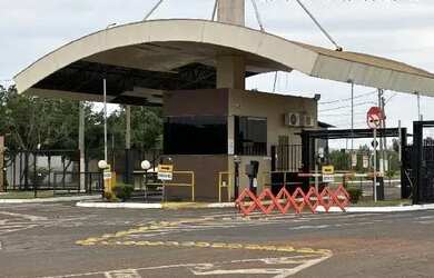 Imagem: A casa possui 3 Dormitórios, 1 Banheiro, 2 Vagas na garagem