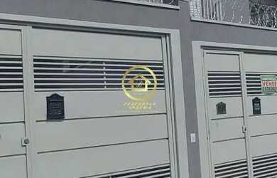 Imagem: A casa possui 3 Dormitórios, 2 Banheiros, 2 Vagas na garagem