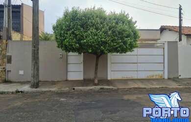 Imagem: A casa possui 3 Dormitórios, 2 Banheiros, 2 Vagas na garagem