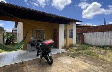 Imagem: A casa possui 3 Dormitórios, 2 Banheiros, 1 Vaga na garagem