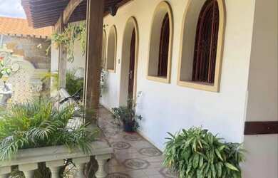 Imagem: A casa possui 3 Dormitórios, 2 Banheiros, 2 Vagas na garagem