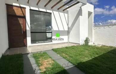 Imagem: A casa possui 3 Dormitórios, 2 Banheiros, 2 Vagas na garagem