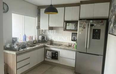 Imagem: A casa possui 3 Dormitórios, 2 Banheiros, 2 Vagas na garagem