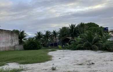 Imagem: O terreno possui 700m² de Área, Churrasqueira, Piscina e está