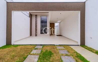 Imagem: A casa possui 3 Dormitórios, 1 Banheiro, 2 Vagas na garagem