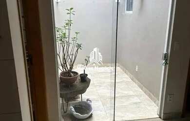 Imagem: A casa possui 2 Dormitórios, 2 Banheiros, 2 Vagas na garagem