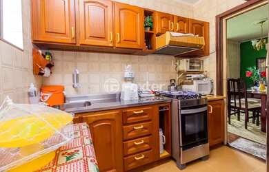 Imagem 2: Imóvel para venda possui 305 metros quadrados com 4 quartos em Tristeza...