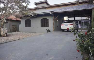 Imagem: A casa possui 2 Dormitórios, 2 Banheiros, 2 Vagas na garagem