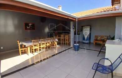 Imagem: A casa possui 2 Dormitórios, 2 Banheiros, 2 Vagas na garagem