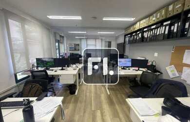 Imagem: O depósito possui 3 Vagas na garagem, 180-0m² de Área e está