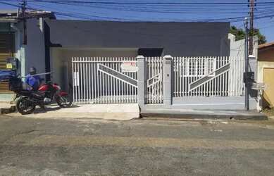 Imagem: A casa possui 4 Dormitórios e 3 Banheiros e está localizado