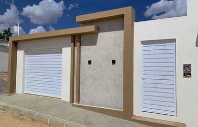 Imagem: A casa possui 3 Dormitórios, 2 Banheiros, 1 Vaga na garagem