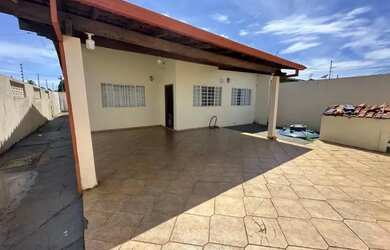 Imagem: A casa possui 3 Dormitórios, 3 Banheiros e está localizado