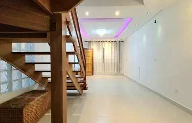 Imagem: A casa possui 3 Dormitórios, 2 Banheiros, 2 Vagas na garagem