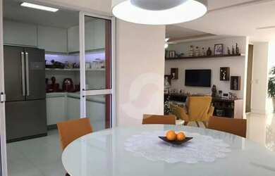 Imagem: A casa possui 4 Dormitórios, 5 Banheiros, 4 Vagas na garagem