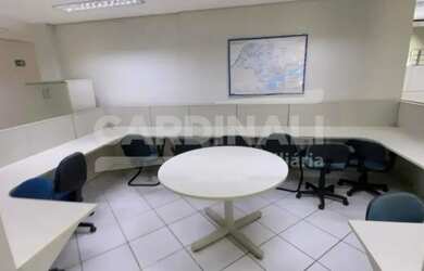 Imagem: O depósito possui 4 Vagas na garagem, 312m² de Área e está