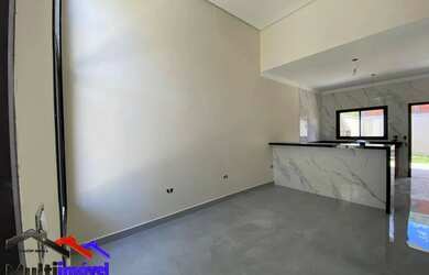 Imagem: A casa possui 2 Dormitórios, 1 Banheiro, 2 Vagas na garagem