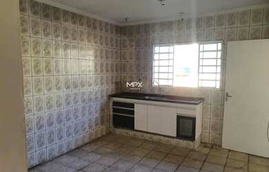 Imagem: A casa possui 3 Dormitórios, 2 Banheiros, 1 Vaga na garagem