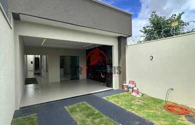 Imagem: A casa possui 3 Dormitórios, 1 Banheiro, 2 Vagas na garagem