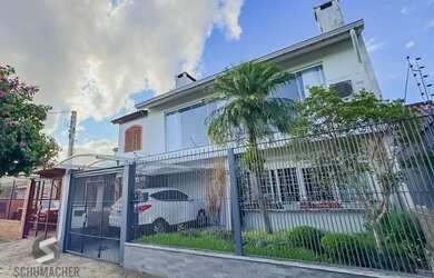 Imagem: A casa possui 4 Dormitórios, 3 Banheiros, 2 Vagas na garagem