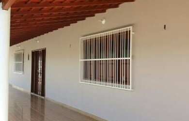 Imagem: A casa possui 5 Dormitórios, 4 Vagas na garagem e está localizado