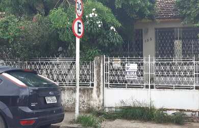 Imagem: A casa possui 5 Dormitórios, 3 Banheiros, 2 Vagas na garagem