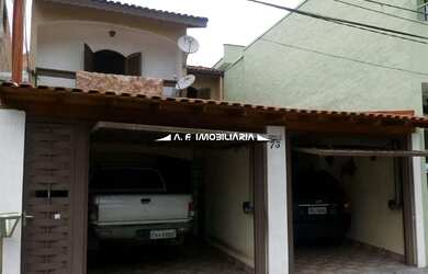 Imagem: A casa possui 3 Dormitórios, 2 Banheiros, 2 Vagas na garagem