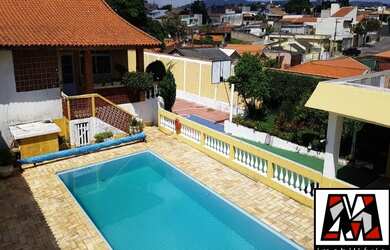 Imagem: A casa possui 3 Dormitórios, 4 Banheiros, 5 Vagas na garagem