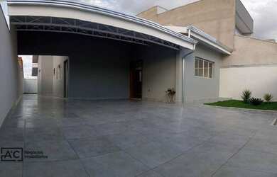 Imagem: A casa possui 3 Dormitórios, 2 Banheiros, 4 Vagas na garagem