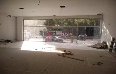 Imagem: O depósito possui 3 Vagas na garagem, 165m² de Área e está