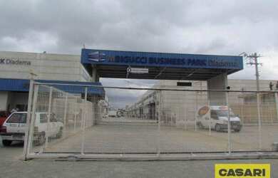 Imagem: O depósito possui 5 Vagas na garagem e 1025m² de Área e está