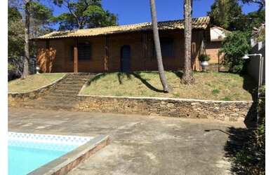 Imagem: A casa possui 3 Dormitórios, 1 Banheiro, 4 Vagas na garagem