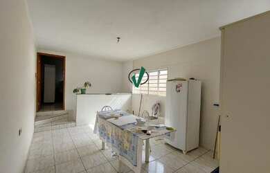 Imagem: A casa possui 3 Dormitórios, 3 Banheiros, 2 Vagas na garagem