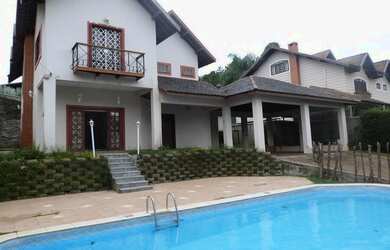 Imagem: A casa possui 3 Dormitórios, 4 Banheiros, 5 Vagas na garagem