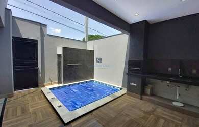 Imagem: A casa possui 3 Dormitórios, 2 Banheiros, 2 Vagas na garagem