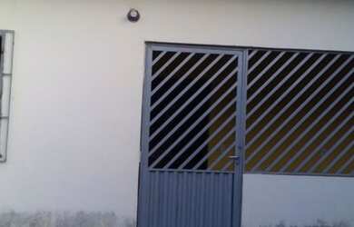 Imagem: A casa possui 1 Dormitório, 2 Banheiros, 1 Vaga na garagem