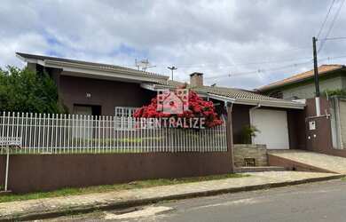 Imagem: A casa possui 3 Dormitórios, 3 Banheiros, 4 Vagas na garagem