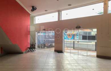 Imagem: O depósito possui 4 Vagas na garagem, 430m² de Área e está