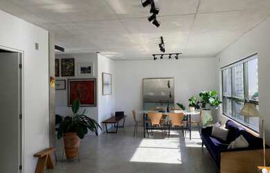 Imagem: O apartamento possui 1 Dormitório, 1 Banheiro, 1 Vaga na garagem