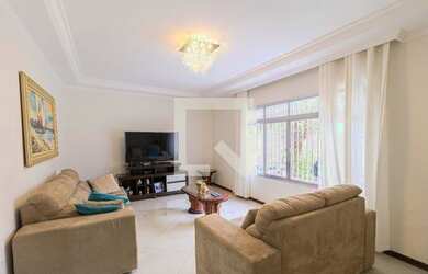 Imagem: A casa possui 3 Dormitórios, 3 Banheiros, 4 Vagas na garagem